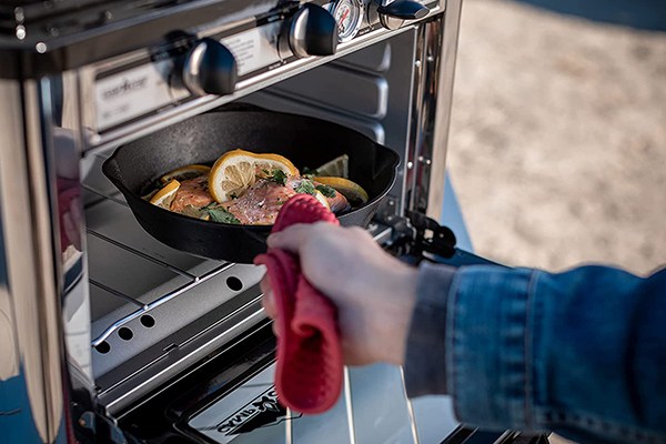https://cdn20.bestreviews.com/images/v4desktop/image-full-page-600x400/camp-chef-portable-outdoor-oven-438230.jpg?p=w900
