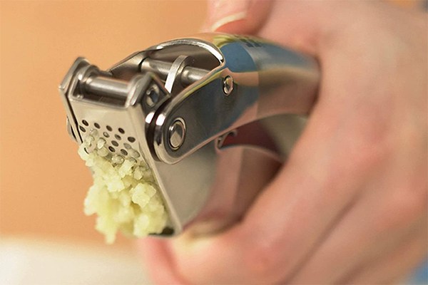 How to use Garlic Press?