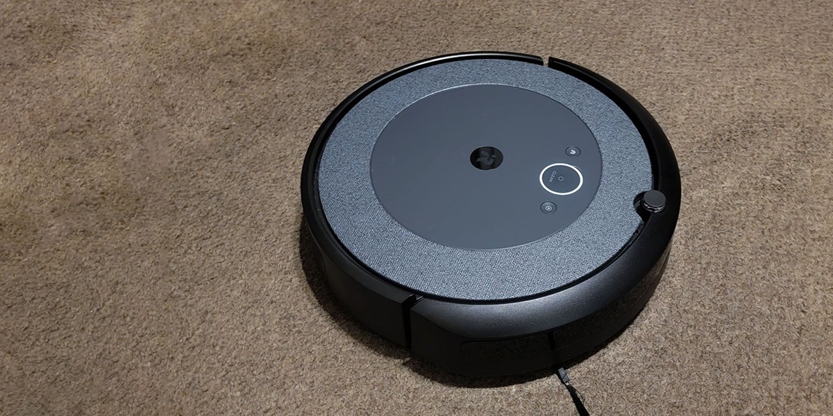 Roomba i3 EVO on taupe carpet