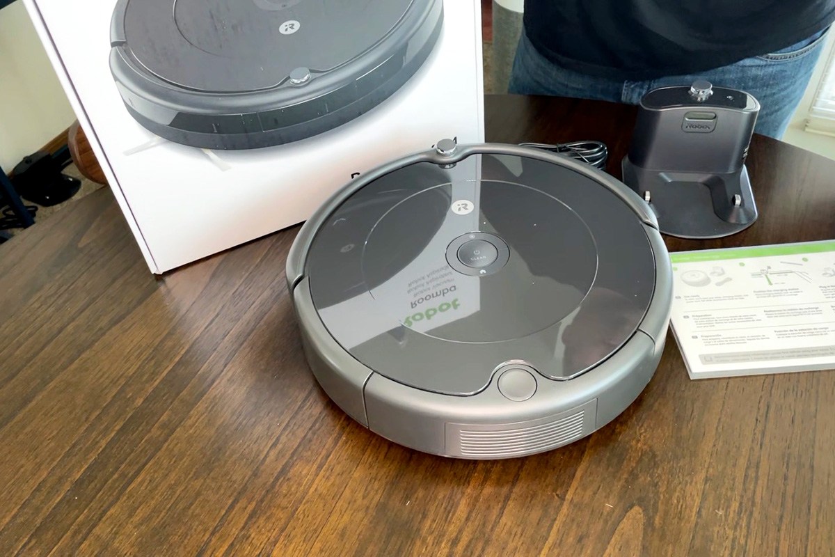 iRobot Roomba 694 Robot Vacuum-Wi-Fi Connectivity-Good For Carpet Or Hard  Floors