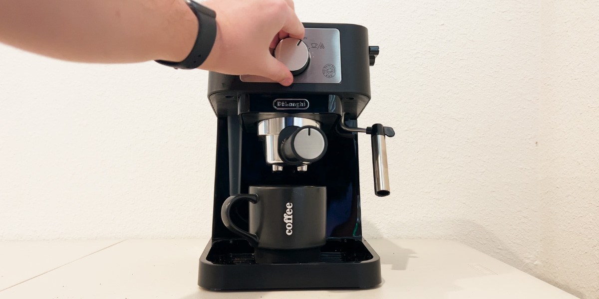 Front view of person using the De’Longhi Stilosa on kitchen counter